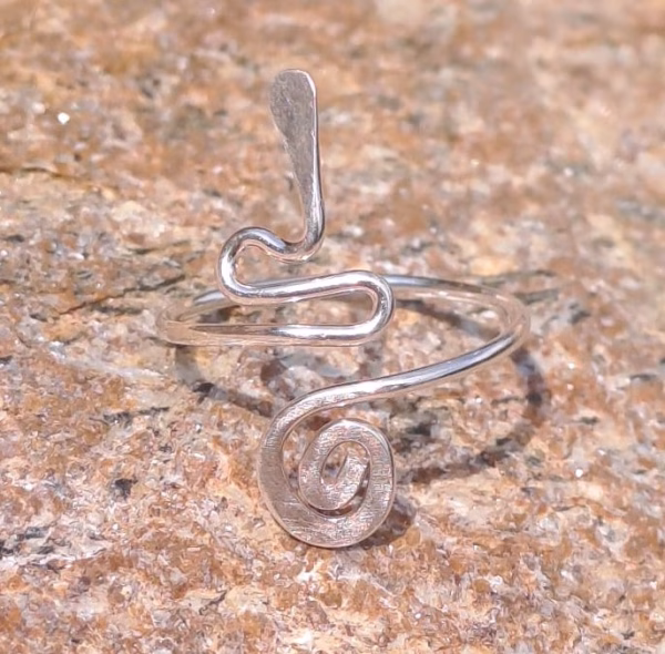 anillo serpiente cola de espiral